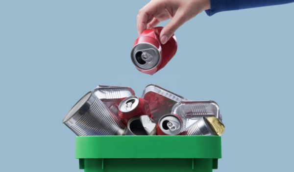 Los contenedores de color azul y gris son para desechos reutilizables como plástico, papel y cartón