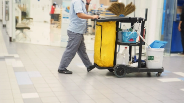 Equipos móviles para el traslado de residuos y suministros de limpieza
