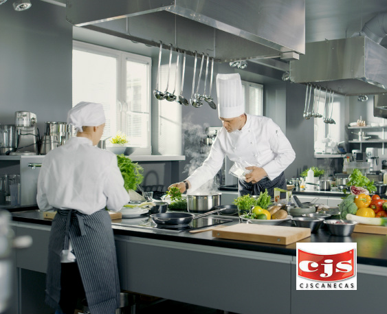 El mobiliario en acero inoxidable es ideal para las cocinas de restaurantes debido a la facilidad de limpieza.