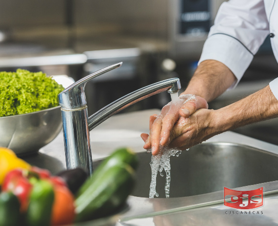 El lavado de manos en constante en el personal que prepara los alimentos y de quien los entrega debe ser supervisado.